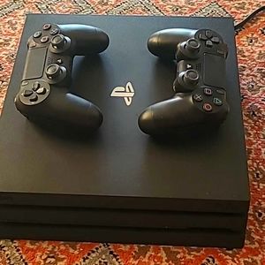 PS4 Pro + 2 Controllers